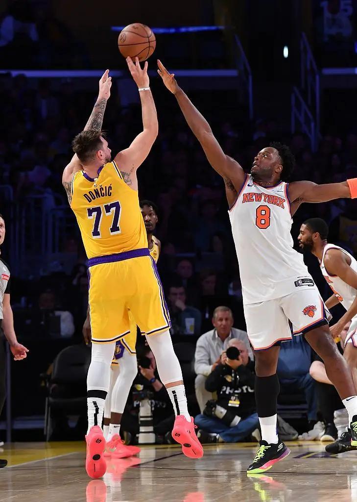 76人横扫雄鹿，东契奇状态火热