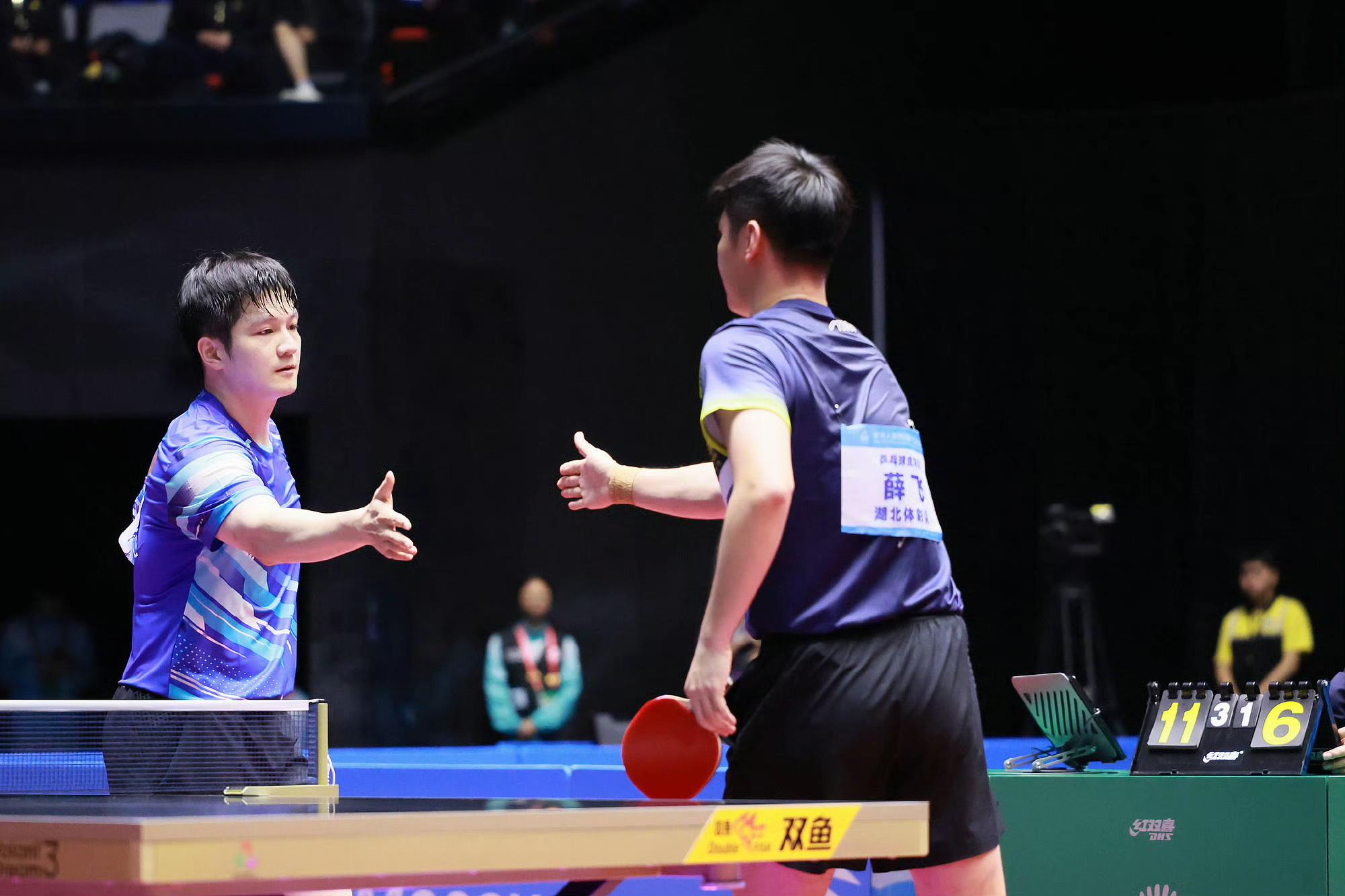 瑞典队鏖战英格兰队,樊振东点燃赛场 瑞典队鏖战英格兰队,樊振东点燃赛场