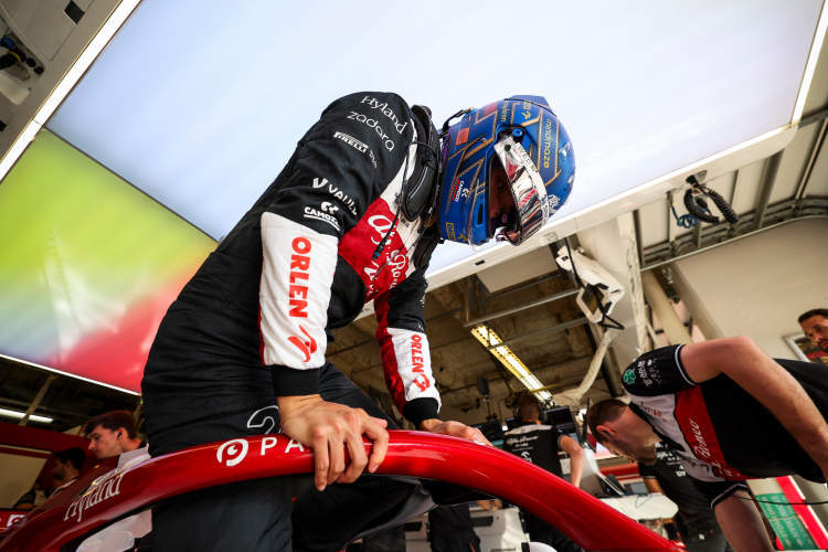 威廉姆斯险胜红牛车队，周冠宇惊艳四座