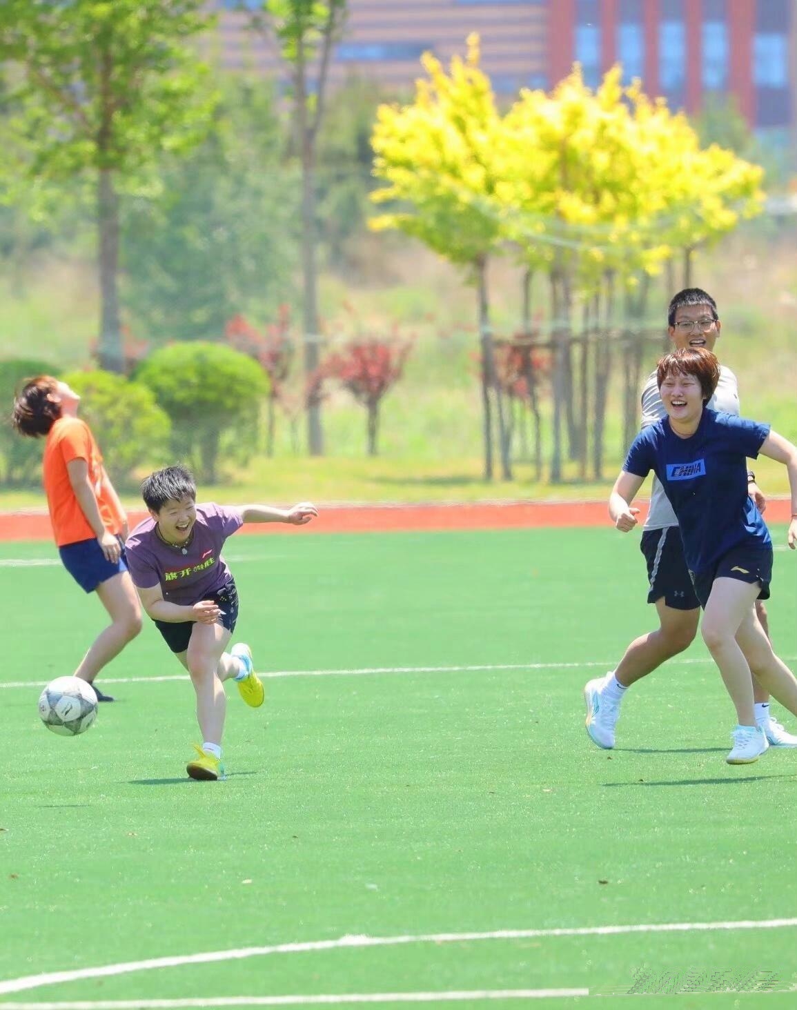 足球运动健康向上，吸引无数球迷热情追随