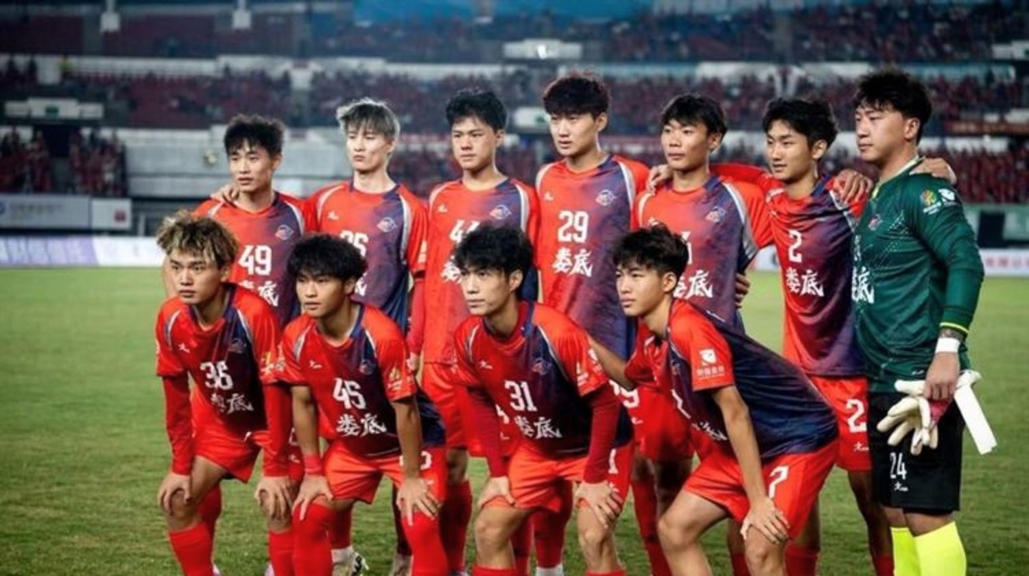 两支球队在激烈的对决中打成平局