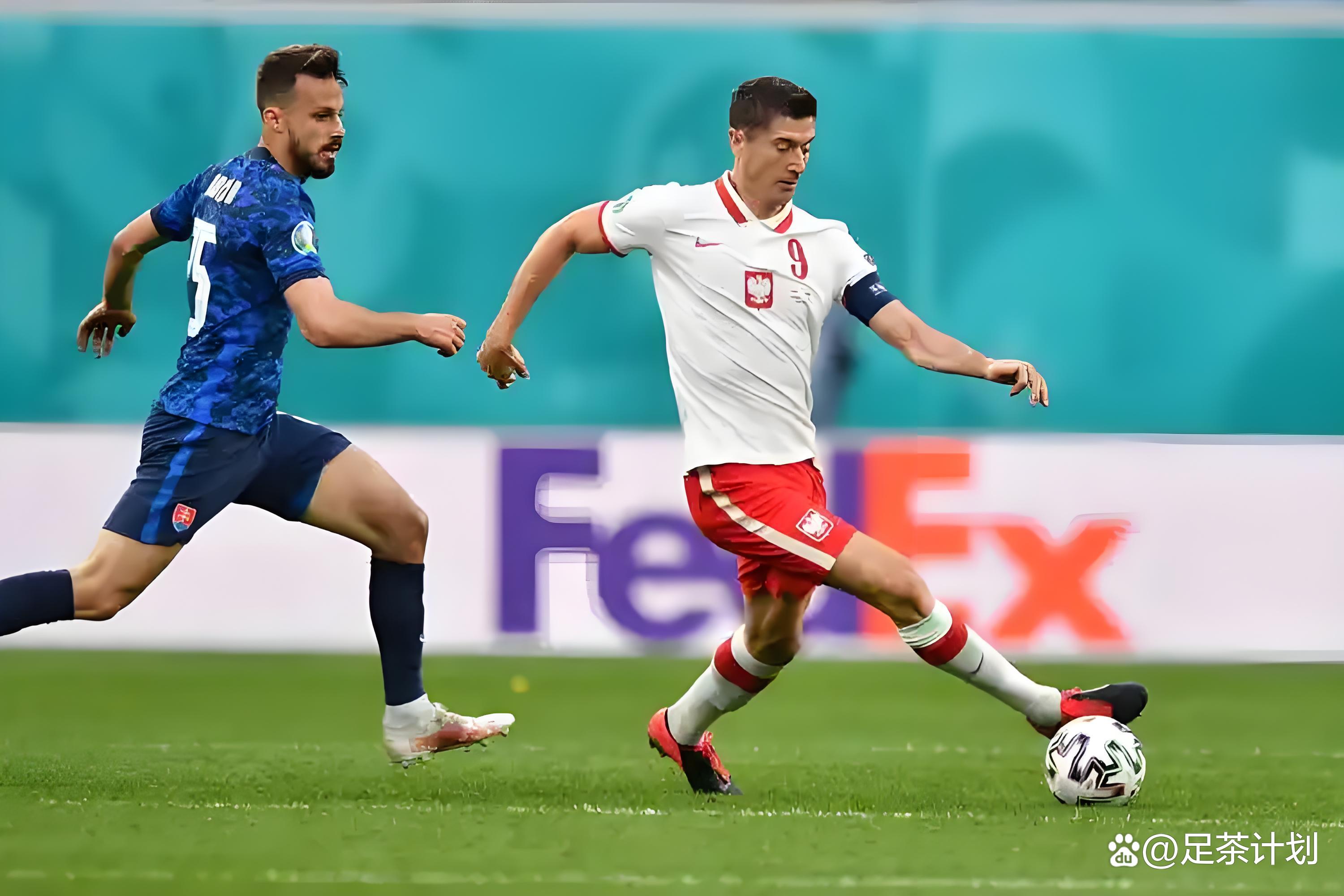 紧张气氛四溢，欧预赛赛场热血沸腾！