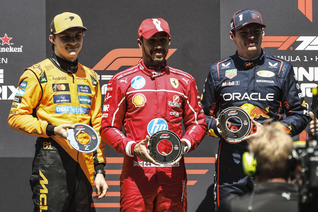 熊猫直播官网-阿斯顿马丁碾压索伯车队，汉密尔顿带队取胜