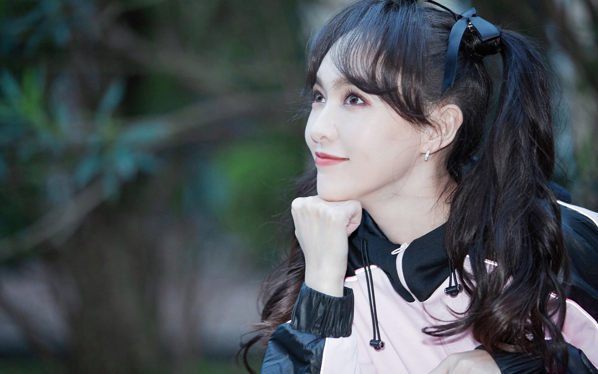 跨界狂飙,当波兰足球狂胜威尔士,本泽马却在F1赛道接管年度争冠